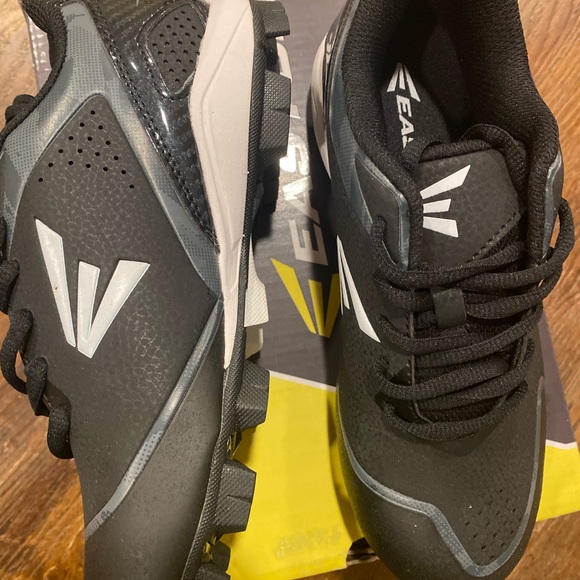 Brand new boys soccer shoes size 4 - Picture 3 of 5